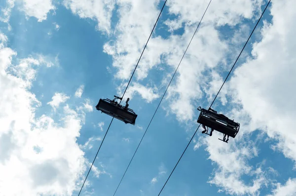 Mavi Bulutlu Bir Gökyüzünün Arka Planında Dört Koltuklu Asansör Turistler — Stok fotoğraf