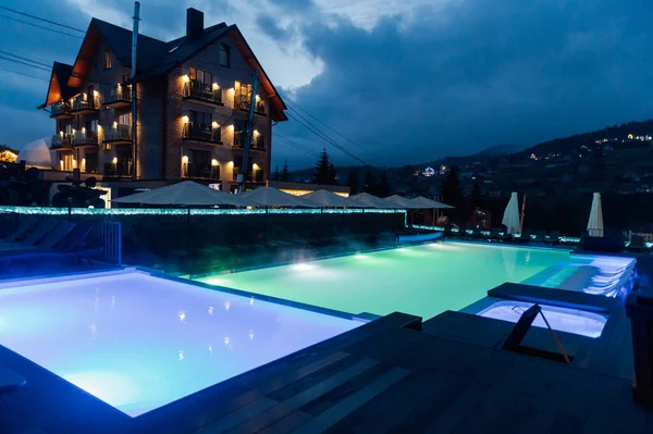 우크라 이나의 카르파티아 산맥에 호텔에서 색깔의 조명을 받으며 수영하는 스톡 이미지