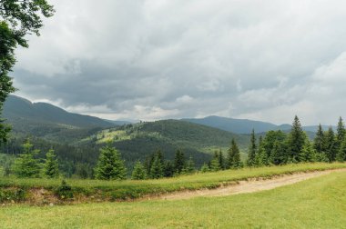 Yeşil Ukrayna dağları. Yaz zamanı. En büyük zirvelerin güzel manzarası. Seyahat geçmişi. Güzellik dünyasını keşfediyorum. Karpat Dağları. Ukrayna. Avrupa.