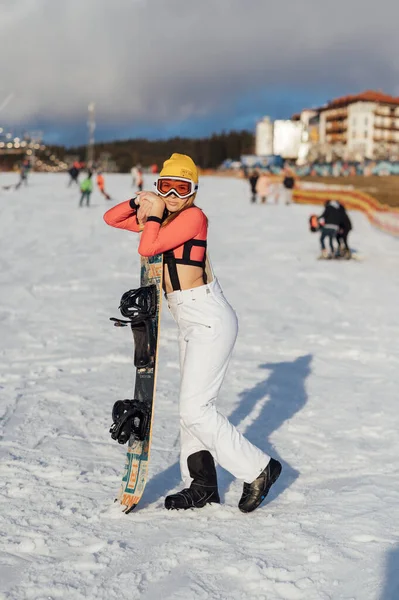 Niña Snowboarder Pone Pie Con Snowboard Cima Las Montañas Amanecer —  Fotos de Stock