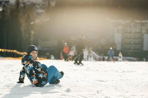 Băiatul Snowboarder Stă Panta Unei Coborâri Schi Lângă Snowboard — Fotografie, imagine de stoc