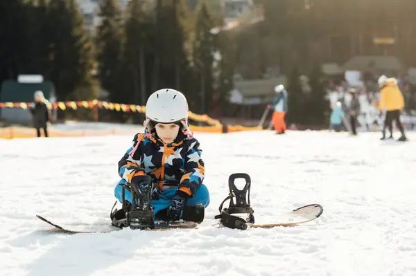 Băiatul Snowboarder Stă Panta Unei Coborâri Schi Lângă Snowboard — Fotografie, imagine de stoc