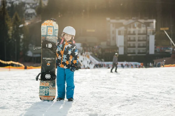 Niño Snowboarder Sienta Ladera Descenso Esquí Junto Una Tabla Snowboard —  Fotos de Stock