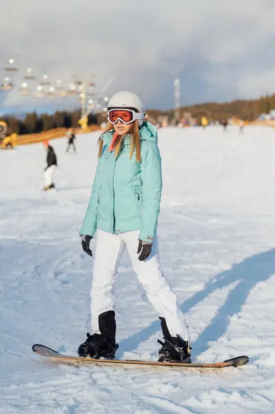 Beautiful Girl Snowboarder Stands Slope Prepares Descend Sunny Day —  Fotos de Stock