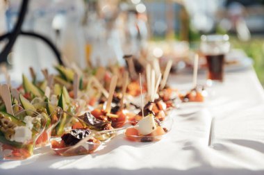 Yaklaşan konuklar arasında geniş bir yiyecek ve farklı atıştırmalıklar var. Misafirler için açık büfe..