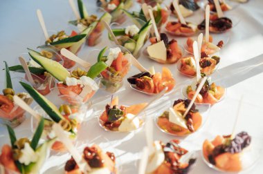 Yaklaşan konuklar arasında geniş bir yiyecek ve farklı atıştırmalıklar var. Misafirler için açık büfe..