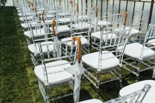 Білі Скляні Стільці Стоять Зеленій Траві Кругла Арка Весільної Церемонії — стокове фото
