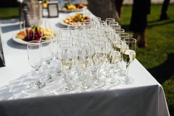 Sklenice Šampaňského Hostině Bílé Šumivé Víno Sklenicích Víno Slavnostní Nálada — Stock fotografie
