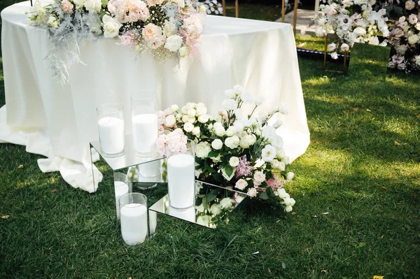 新婚夫妇的婚桌布置 户外用白色盘子和餐巾装饰的节庆餐桌 鲜花和蜡烛 — 图库照片