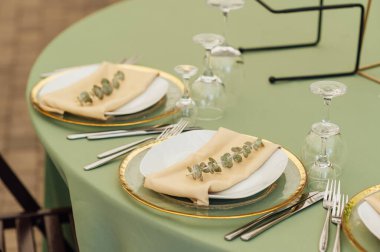 Açık hava düğün restoranı. Taze çiçekler ve özel yemeklerle süslenmiş. Çiçekli ve lambalı konuklar için masalar.