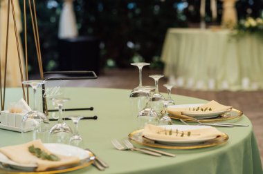 Açık hava düğün restoranı. Taze çiçekler ve özel yemeklerle süslenmiş. Çiçekli ve lambalı konuklar için masalar.