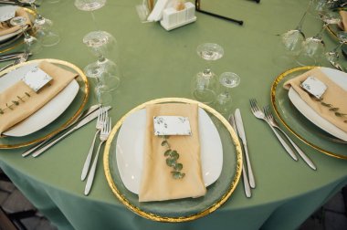 Açık hava düğün restoranı. Taze çiçekler ve özel yemeklerle süslenmiş. Çiçekli ve lambalı konuklar için masalar.