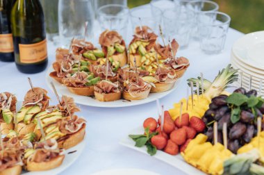 Düğün büfesindeki misafirler için hafif bir aperatif. Düğün törenini bekliyorum..