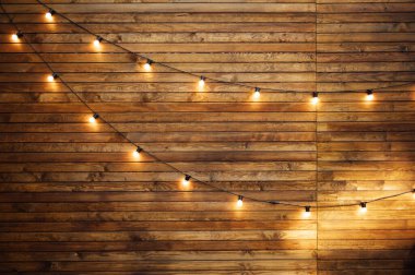 Parıldayan ışık çelengi olan bir tahtanın ahşap arka planı. Ahşap duvar, zemin. Tahta kiriş fotoğrafı. Desenli ahşap arkaplan