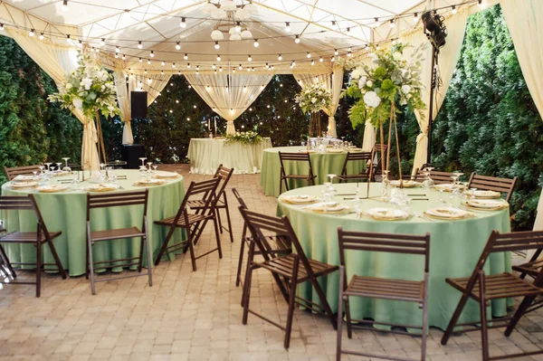 Ανοιχτό Εστιατόριο Γάμου Διακοσμημένο Φρέσκα Λουλούδια Και Premium Πιάτα Τραπέζια — Φωτογραφία Αρχείου