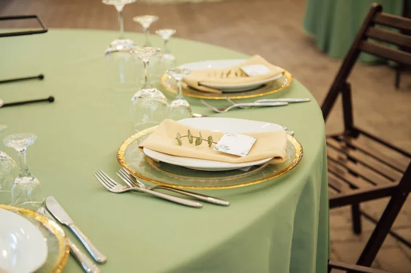 Restoran Pernikahan Terbuka Dihiasi Dengan Bunga Segar Dan Hidangan Premium — Stok Foto