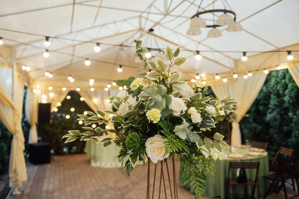 Egy Gyönyörű Virágváza Asztalon Egy Luxus Étteremben Esküvői Dekorációk — Stock Fotó