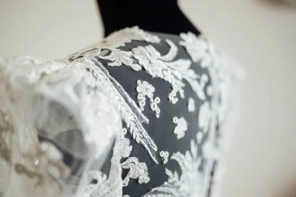 一种用绣花和蕾丝隔离在白色背景下的现代婚纱 是主人亲手做的 — 图库照片