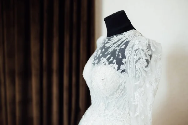 Современное Свадебное Платье Вышивкой Кружевом Изолированы Сером Фоне Мбаппе Мастера — стоковое фото