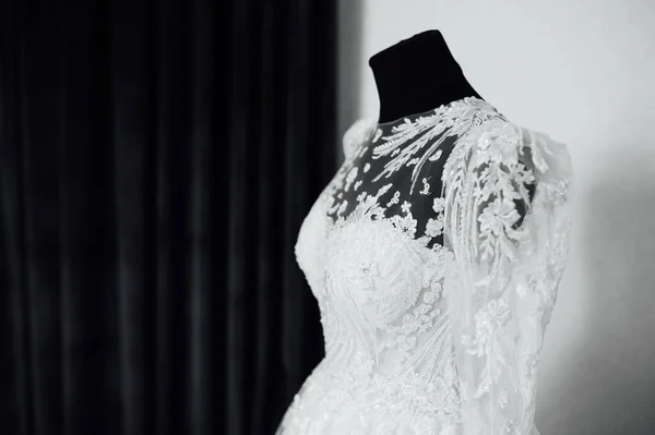 Современное Свадебное Платье Вышивкой Кружевом Изолированы Коричневом Фоне Мбаппе Мастера — стоковое фото