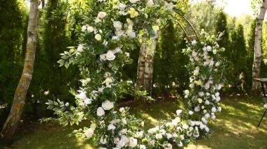 Düğün töreni. Çok güzel ve şık bir düğün kemeri, çeşitli taze çiçeklerle süslenmiş..