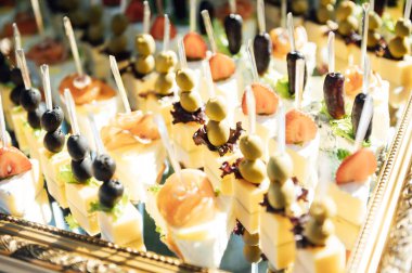 Düğün töreninden önce ayna tabağındaki çeşitli küçük fincan keklerin yakın plan resmi.