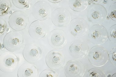 Bir sürü boş şarap kadehi. Bardaki ve restorandaki bir ziyafetin masasında şeffaf cam sıraları var.