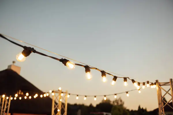結婚式のパーティーで装飾的な照明ランプ イブニングサンセット ロイヤリティフリーのストック画像