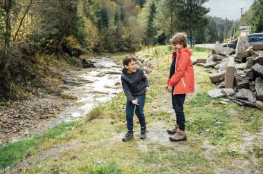 İki kardeş Ukrayna 'da dağlarda yürüyorlar..