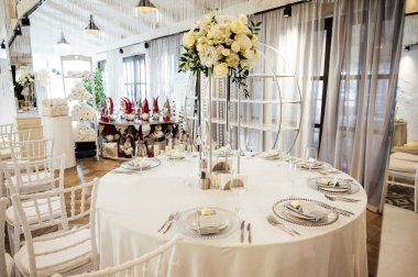 Lüks bir restoranda masanın üstünde güzel bir vazo çiçek. Düğün süslemeleri.