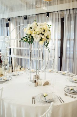 Lüks bir restoranda masanın üstünde güzel bir vazo çiçek. Düğün süslemeleri.