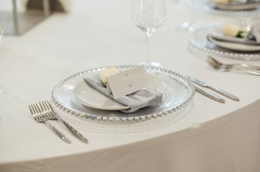 Mumlar, tabaklar ve gözlüklerle dolu çok güzel bir şenlik masası. Güzel oda dekoru..