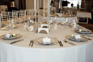 Mumlar, tabaklar ve gözlüklerle dolu çok güzel bir şenlik masası. Güzel oda dekoru..