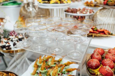 Masada konuklar için çok çeşitli atıştırmalıklar var. Karides, haşlanmış domuz eti, çeşitli et ve diğer ürünler..