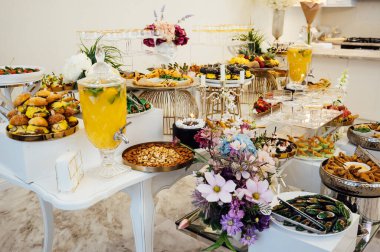 Masada konuklar için çok çeşitli atıştırmalıklar var. Karides, haşlanmış domuz eti, çeşitli et ve diğer ürünler..