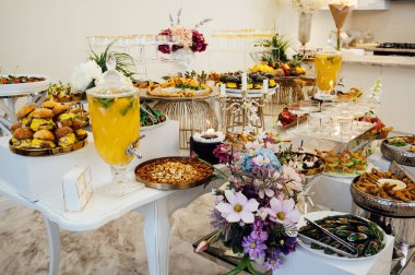 Masada konuklar için çok çeşitli atıştırmalıklar var. Karides, haşlanmış domuz eti, çeşitli et ve diğer ürünler..