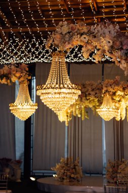 Akşam düğünü için harika bir yer. Büyük kristal lambalar konumu dekore eder.