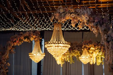 Akşam düğünü için harika bir yer. Büyük kristal lambalar konumu dekore eder.