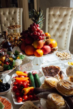 Masada konuklar için çok çeşitli meyve ve sebzeler var..
