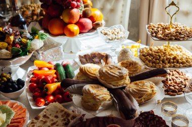 Masada konuklar için çok çeşitli meyve ve sebzeler var..