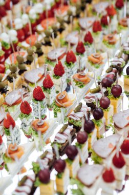 Ayna yüzeyindeki konuklar için geniş bir atıştırmalık koleksiyonu. Önemli bir olaydan önce açık büfe.