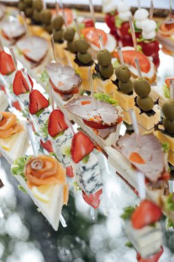 Ayna yüzeyindeki konuklar için geniş bir atıştırmalık koleksiyonu. Önemli bir olaydan önce açık büfe.