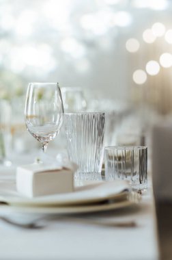 Zarif renksiz düğün masası manzarası çiçekler ve mumlarla.