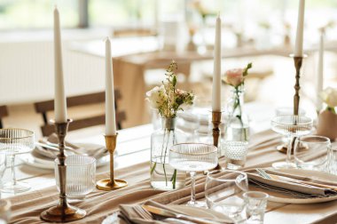 Zarif renksiz düğün masası manzarası çiçekler ve mumlarla.