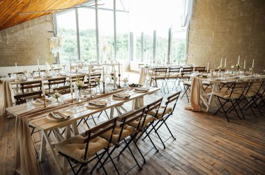 Zarif renksiz düğün masası manzarası çiçekler ve mumlarla.