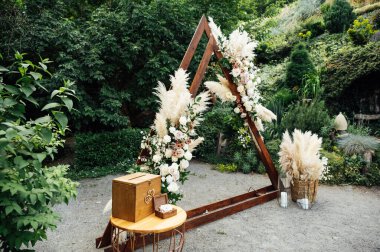 Doğanın arka planında güller olan üçgen kemer..