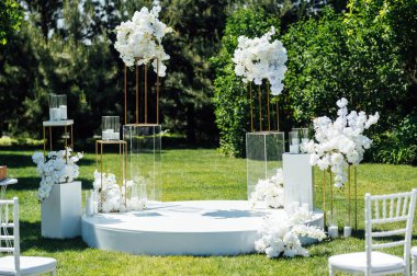 Düğün töreni. Çok güzel ve şık bir düğün kemeri, çeşitli taze çiçeklerle süslenmiş..