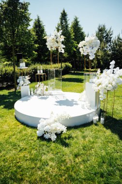 Düğün töreni. Çok güzel ve şık bir düğün kemeri, çeşitli taze çiçeklerle süslenmiş..