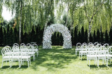 Düğün töreni. Çok güzel ve şık bir düğün kemeri, çeşitli taze çiçeklerle süslenmiş..