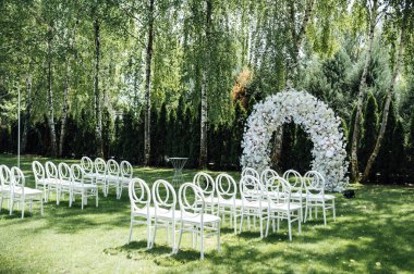 Düğün töreni. Çok güzel ve şık bir düğün kemeri, çeşitli taze çiçeklerle süslenmiş..